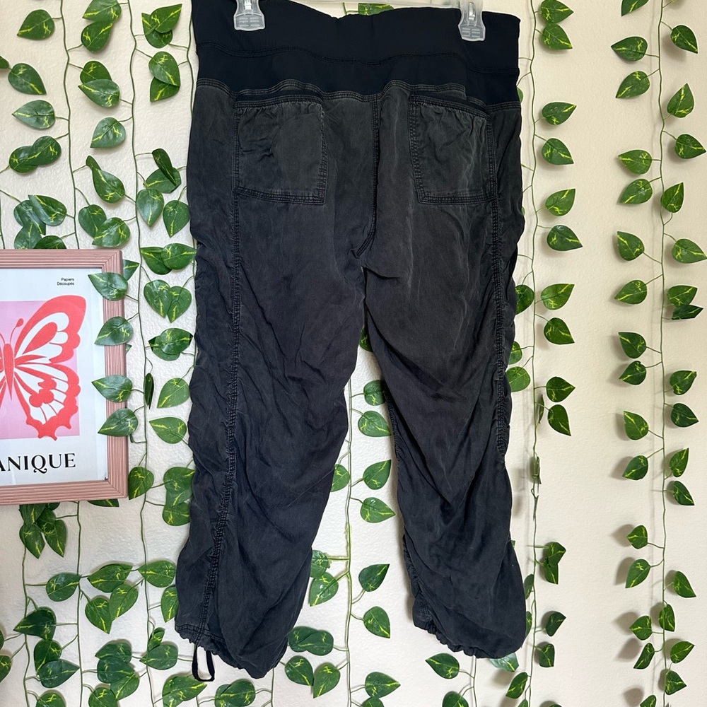 lululemon athletica Black Cargo Pants tencel cool fabric size 10 - Picture 4 of 6